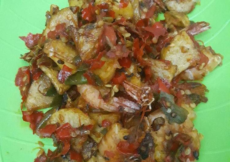 Bagaimana Menyiapkan Udang vs Kentang Balado HOTTTT, Enak