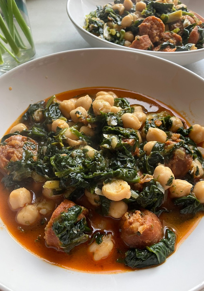 Una foto de Garbanzos de bote con chorizo a la sidra