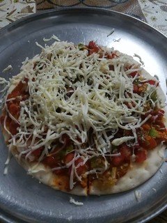 વેજીટેબલ ચીઝ પિઝા(vegetable Cheese Pizza recipe in gujarati) રેસીપી મુખ્ય ફોટો
