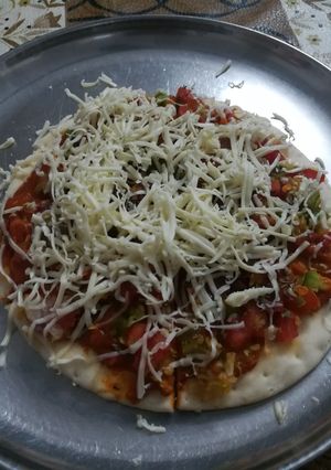વેજીટેબલ ચીઝ પિઝા(vegetable Cheese Pizza recipe in gujarati) રેસીપી મુખ્ય ફોટો
