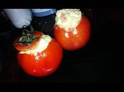 Una foto de tomates rellenos sin atun