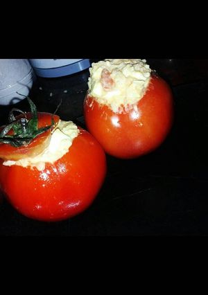 Una foto de Tomates rellenos sin atún 🍅👌👏