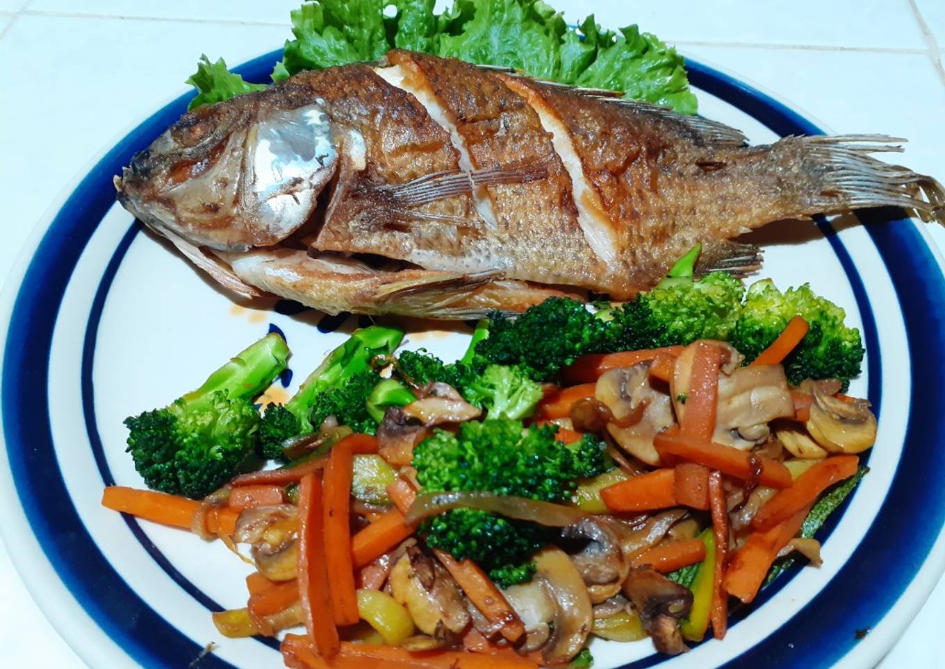 Mojara frita con verduras salteadas