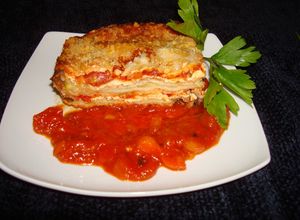 Una foto de BERENJENA CON ZAPALLO ITALIANO Y CALABACIN A LA PARMESANA. JON STYLE