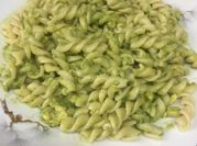 Una foto de fideos con palta
