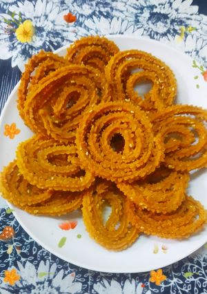 खमंग खुसखुशीत चकली (chakali recipe in marathi) रेसिपी चे मुख्य फोटो 