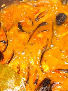 Una foto de Mejillones con salsa de tomates