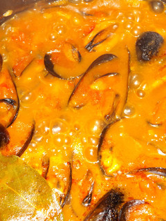 Una foto de Mejillones con salsa de tomates