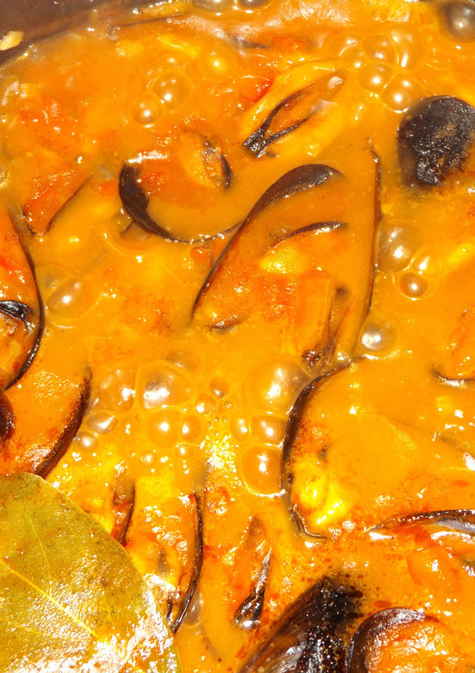 Una foto de Mejillones con salsa de tomates