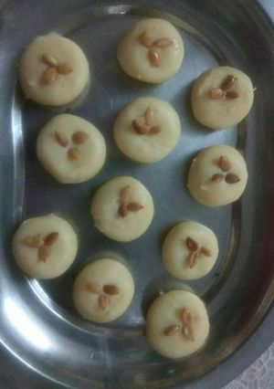 A picture of Doodh pedha.