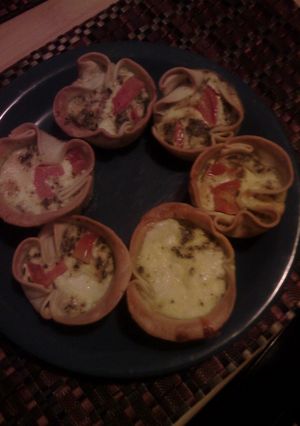 Una foto de Canastas caprese o de salchichas