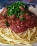 Espaguetis con albóndigas en salsa de tomate