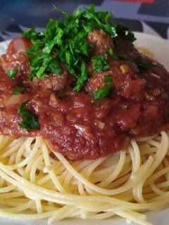 Una foto de Espaguetis con albóndigas en salsa de tomate