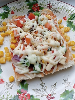ब्रेड पिज़्ज़ा (Bread pizza recipe in hindi) रेसिपी मुख्य फोटो