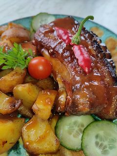 Mézes-fokhagymás sült bőrös császár chilis-rozmaringos steak burgonyával recept fotója