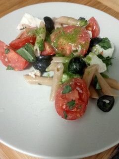 Una foto de 🥗Ensalada de pasta estilo caprese🇮🇹
