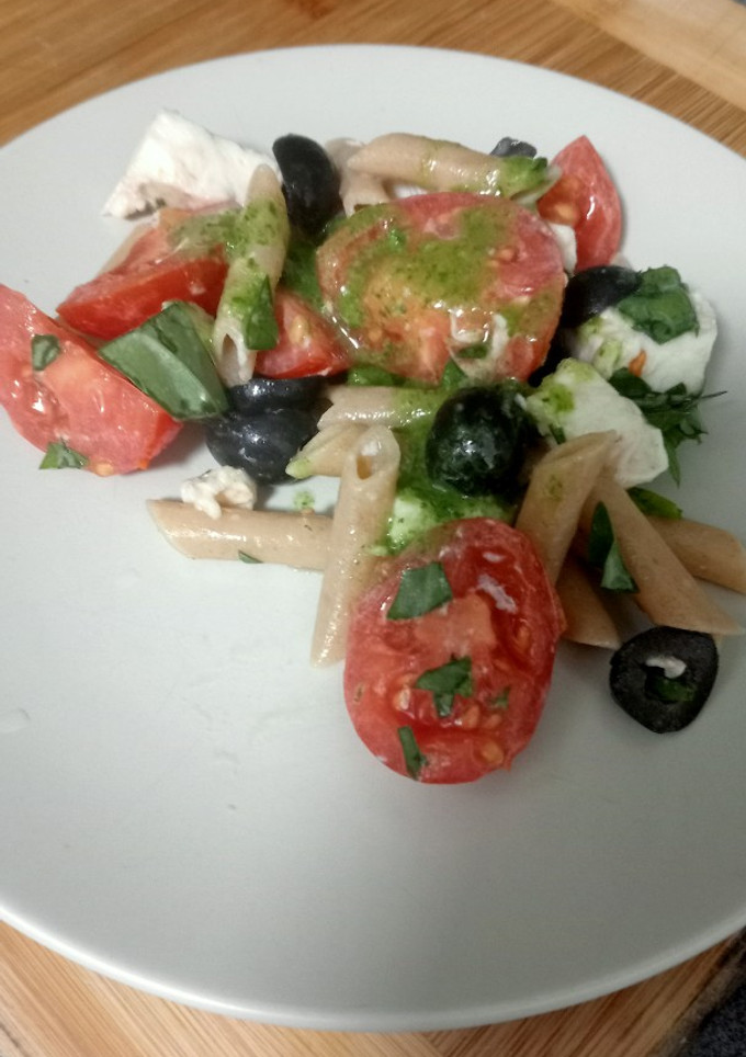 Una foto de 🥗Ensalada de pasta estilo caprese🇮🇹