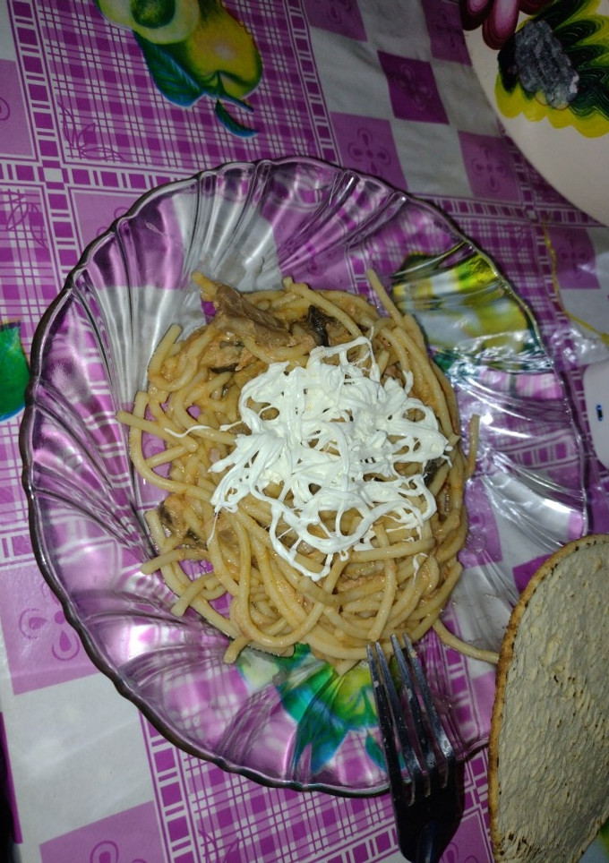 Una foto de Spaghetti con champiñones en salsa de atún