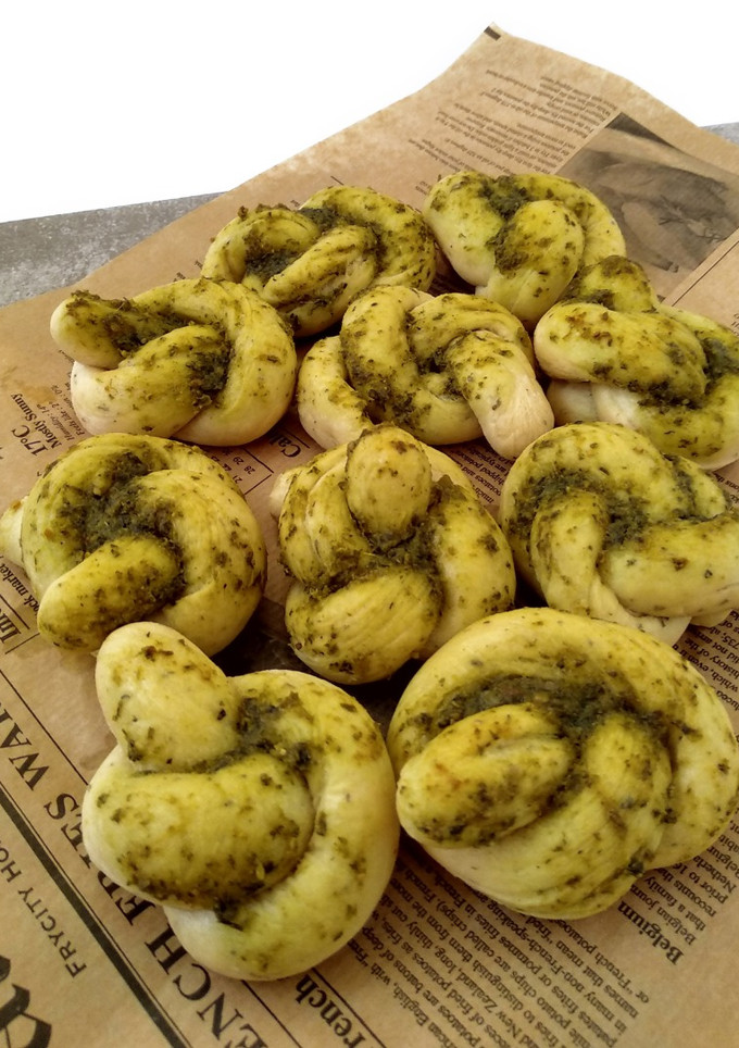 Una foto de Panecillos "nudo" con pesto