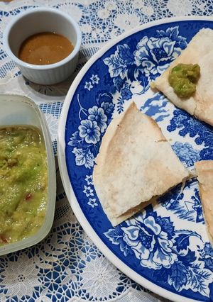 Una foto de Quesadillas con pasta de palta