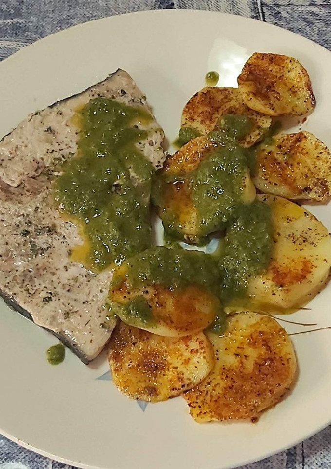Una foto de Emperador con patata asada en microondas