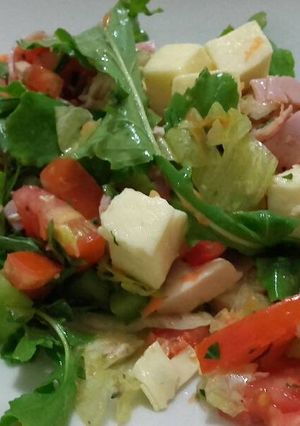 Una foto de Ensalada de Rúcula con Pollo