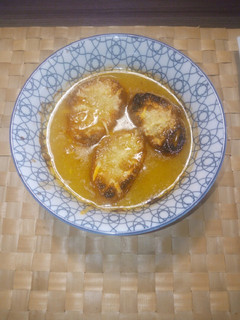 Una foto de Sopa de cebolla, con pan y queso gratinado