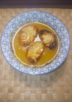 Foto principal de Sopa de cebolla, con pan y queso gratinado