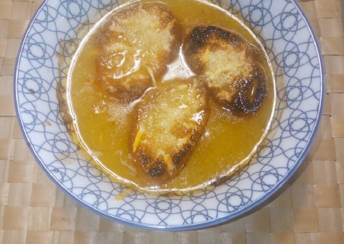 Foto principal de Sopa de cebolla, con pan y queso gratinado