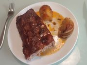 Una foto de costillas al brandy