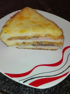 Una foto de Sándwich al horno de jamón york, berenjena y queso cheddar