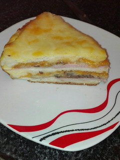 Una foto de Sándwich al horno de jamón york, berenjena y queso cheddar