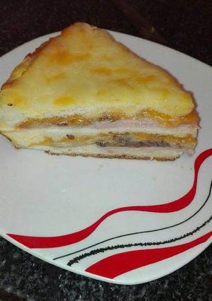 Una foto de Sándwich al horno de jamón york, berenjena y queso cheddar