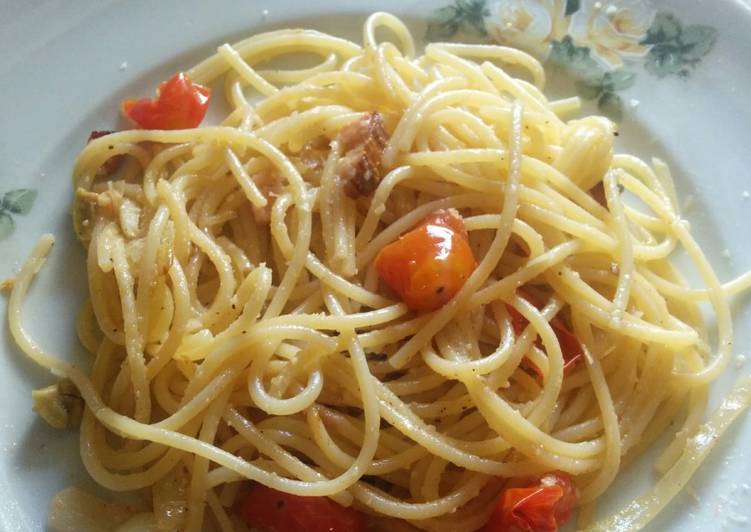 Macarrão de bacon e tomate cereja