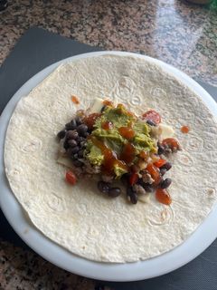Una foto de Burrito de carne picada con frijoles negros