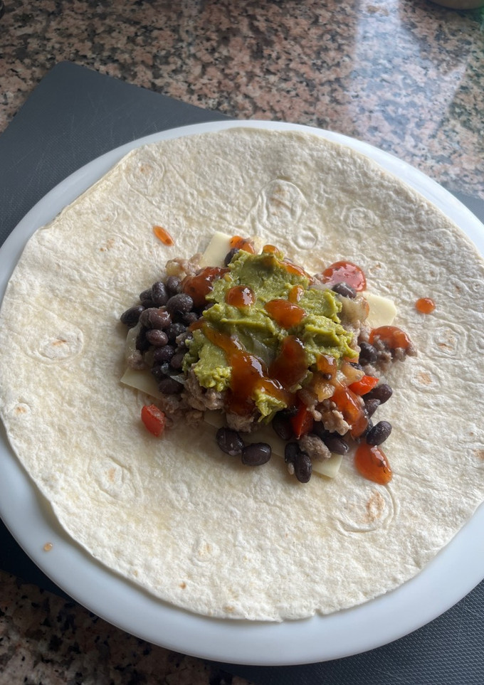 Una foto de Burrito de carne picada con frijoles negros