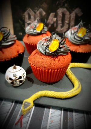 Une photo de Cupcakes red velvet, cœur chocolat blanc, glaçage au beurre