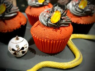 Cupcakes red velvet, cœur chocolat blanc, glaçage au beurre