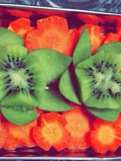 हेल्थी गाजर और कीवी सलाद (Healthy carrot and kiwi salad recipe in hindi) रेसिपी मुख्य फोटो