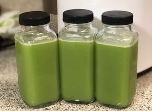 Hình của món Nước ép lê, dưa leo và rau dấp cá.