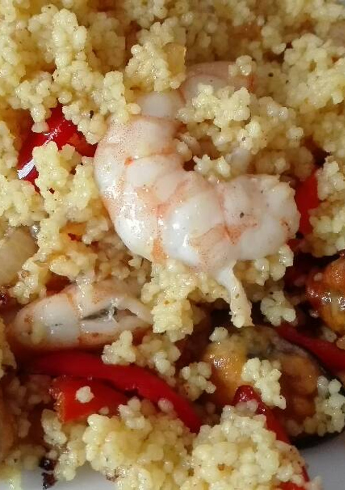 Una foto de Cuscús al curry con gambas y mejillones