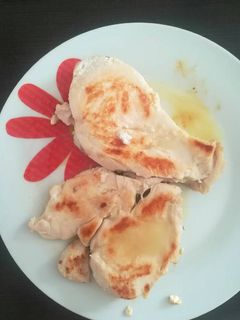 Una foto de Pechugas de pollo con jugo de limón 🍋(apta para bebés y niños)