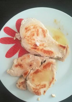Una foto de Pechugas de pollo con jugo de limón 🍋(apta para bebés y niños)