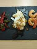 Bacalao con piperrada y langostinos