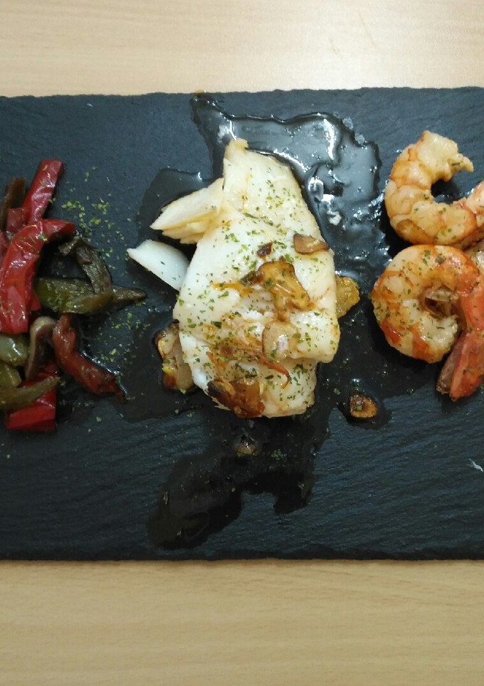 Una foto de Bacalao con piperrada y langostinos