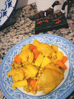Una foto de Guiso de contramuslos de pollo con verduras y patatas