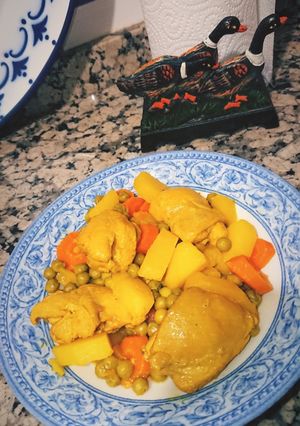 Una foto de Guiso de contramuslos de pollo con verduras y patatas