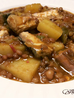 Una foto de Lentejas con patatas y pescado frito