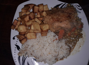 Una foto de Pollo Arvejado con Arroz Graneado