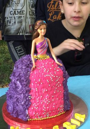Una foto de Torta Barbie princesa
